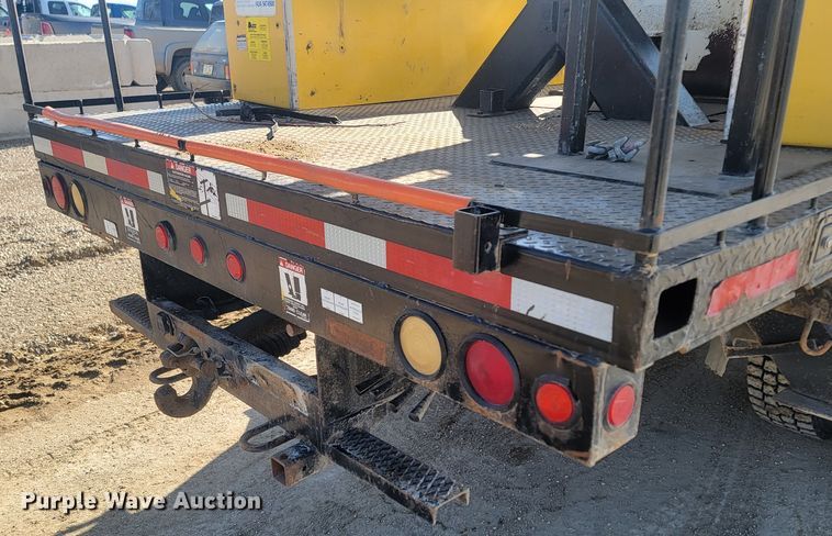 image for item LV9357 1997 International 4900  bucket truck