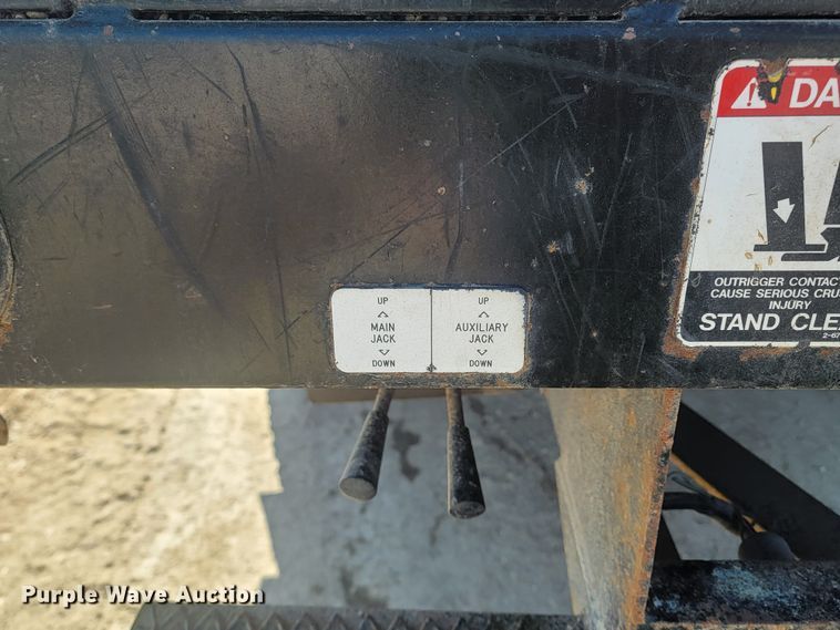 image for item LV9357 1997 International 4900  bucket truck