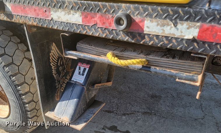 image for item LV9357 1997 International 4900  bucket truck