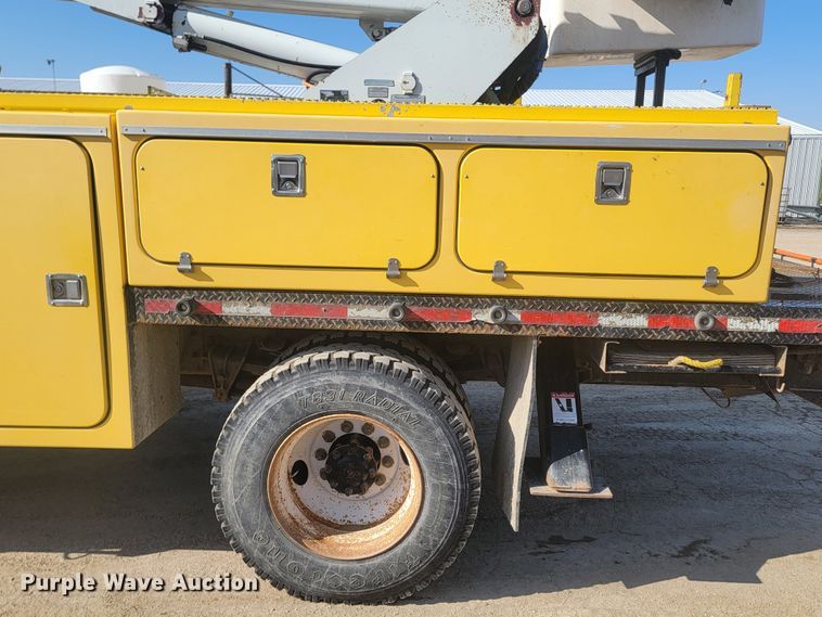 image for item LV9357 1997 International 4900  bucket truck