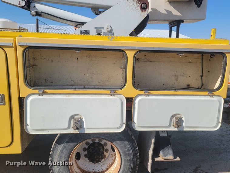 image for item LV9357 1997 International 4900  bucket truck