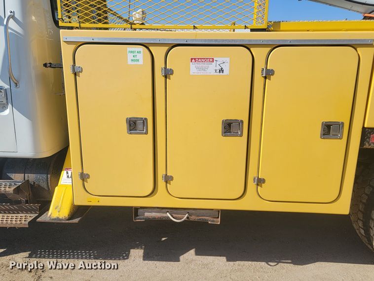 image for item LV9357 1997 International 4900  bucket truck