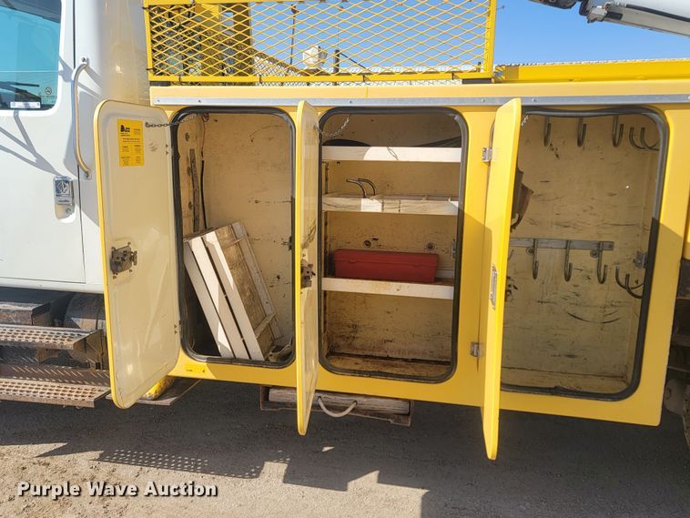 image for item LV9357 1997 International 4900  bucket truck