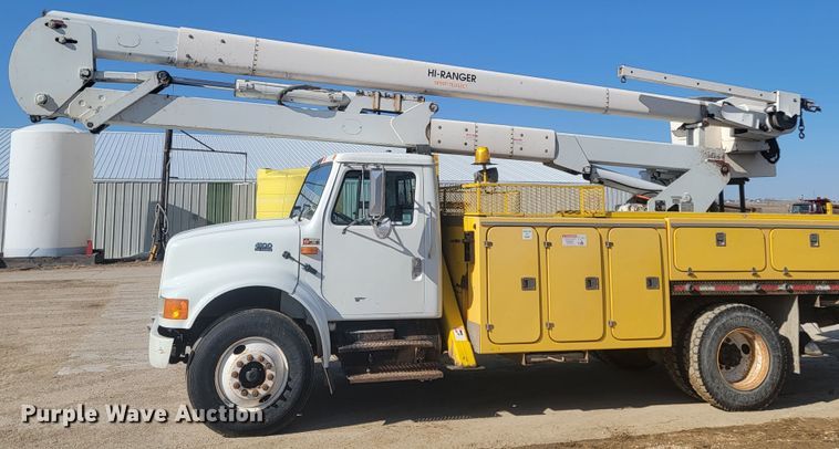 image for item LV9357 1997 International 4900  bucket truck