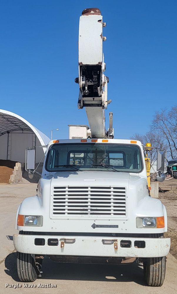 image for item LV9357 1997 International 4900  bucket truck