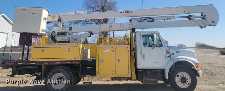 image for item LV9357 1997 International 4900  bucket truck