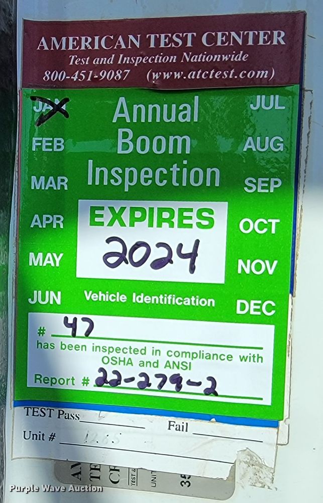 image for item LV9357 1997 International 4900  bucket truck