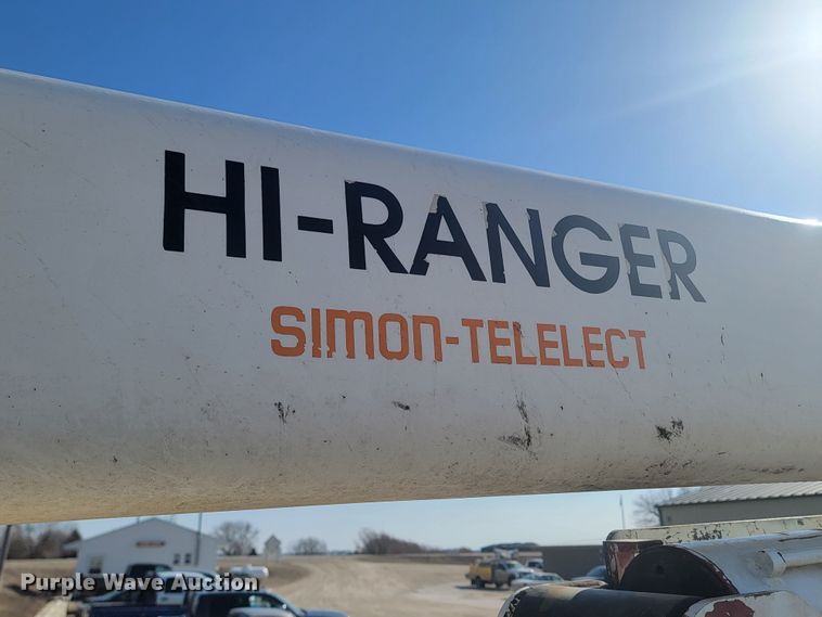 image for item LV9357 1997 International 4900  bucket truck