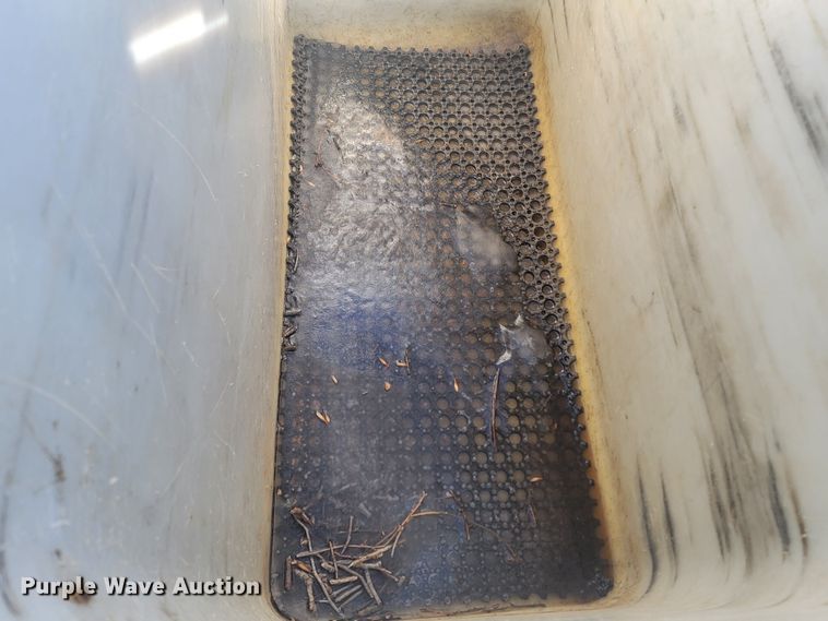 image for item LV9357 1997 International 4900  bucket truck