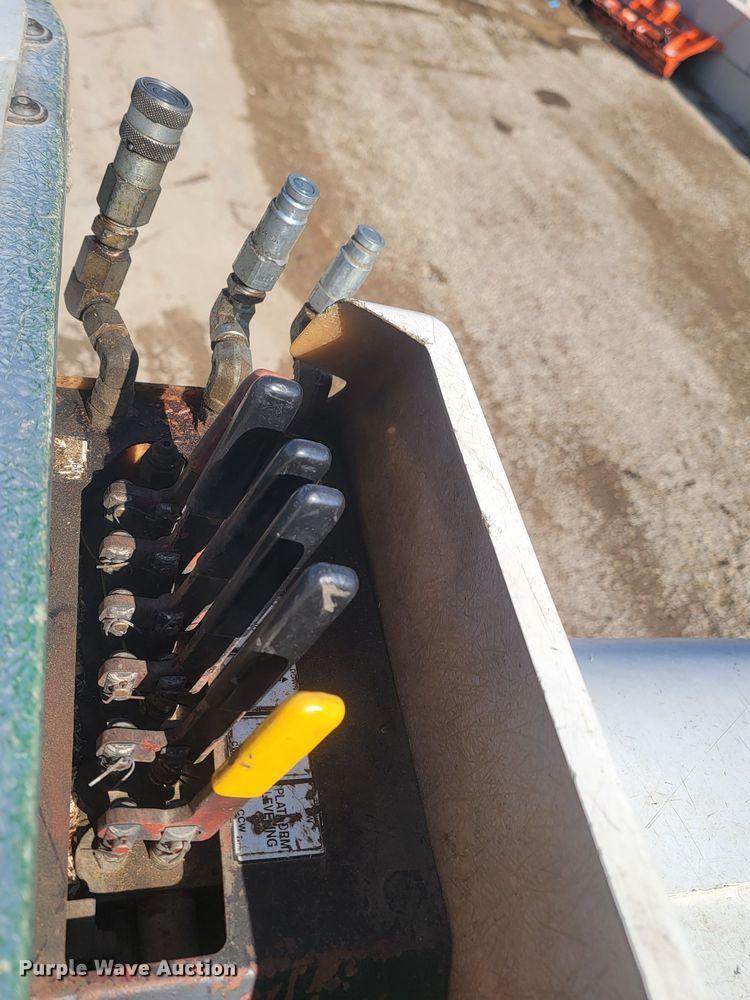 image for item LV9357 1997 International 4900  bucket truck