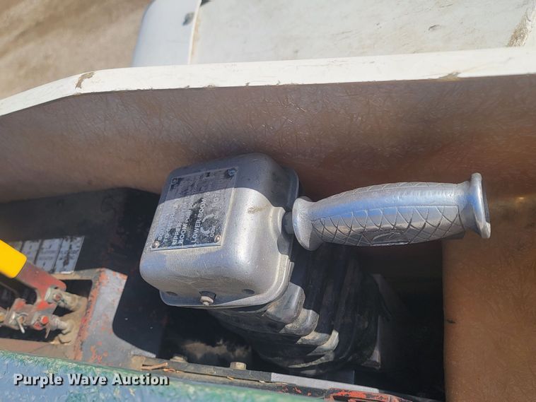 image for item LV9357 1997 International 4900  bucket truck