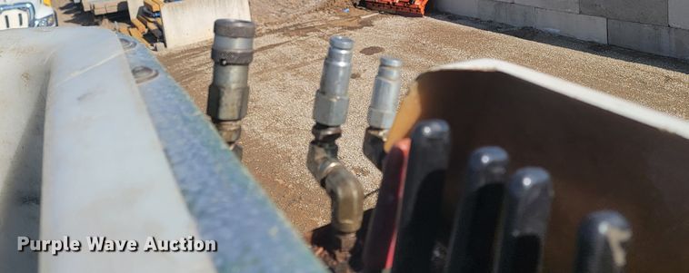 image for item LV9357 1997 International 4900  bucket truck