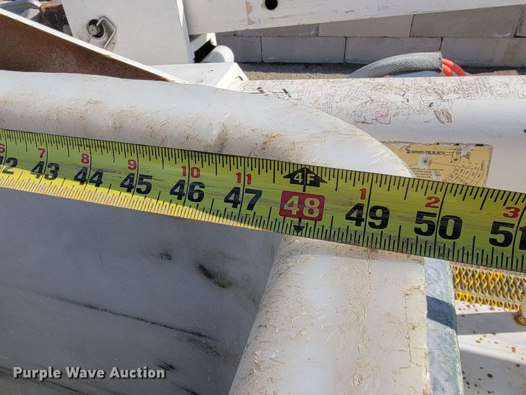 image for item LV9357 1997 International 4900  bucket truck