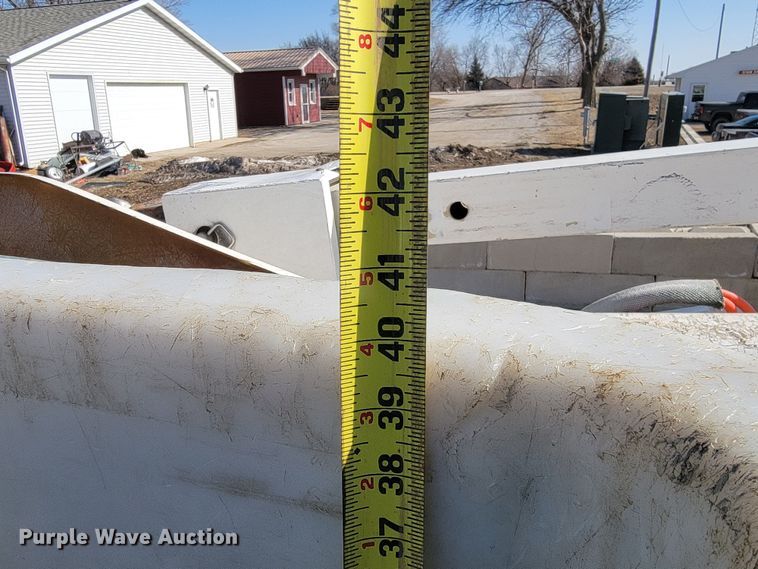 image for item LV9357 1997 International 4900  bucket truck