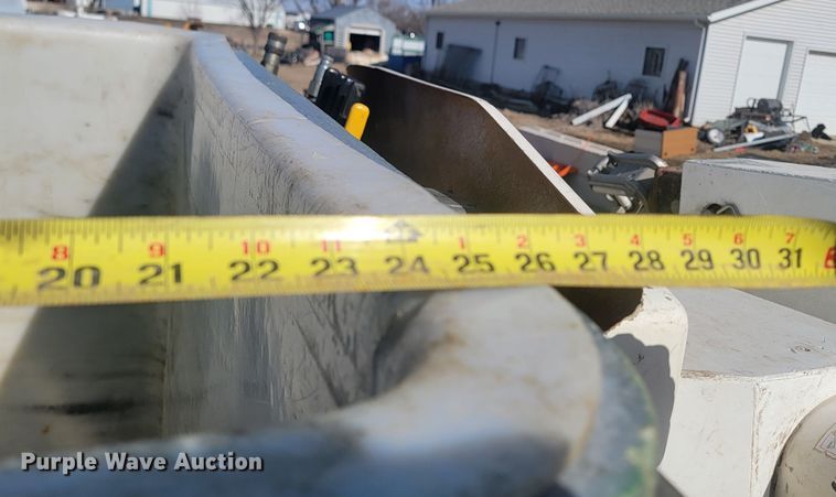 image for item LV9357 1997 International 4900  bucket truck