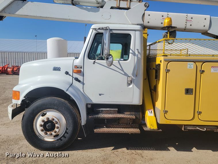 image for item LV9357 1997 International 4900  bucket truck