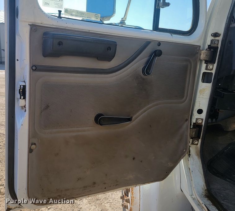 image for item LV9357 1997 International 4900  bucket truck