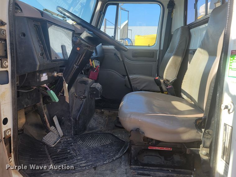 image for item LV9357 1997 International 4900  bucket truck