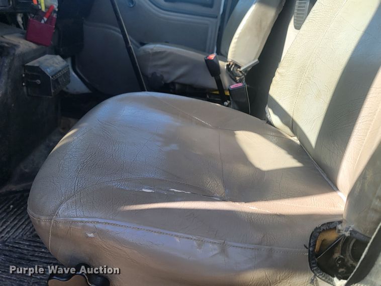 image for item LV9357 1997 International 4900  bucket truck