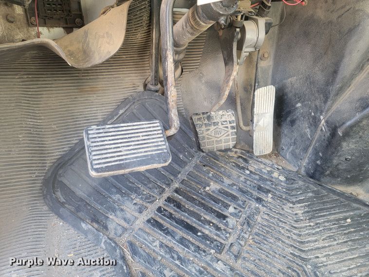 image for item LV9357 1997 International 4900  bucket truck