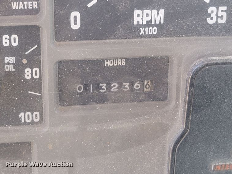 image for item LV9357 1997 International 4900  bucket truck