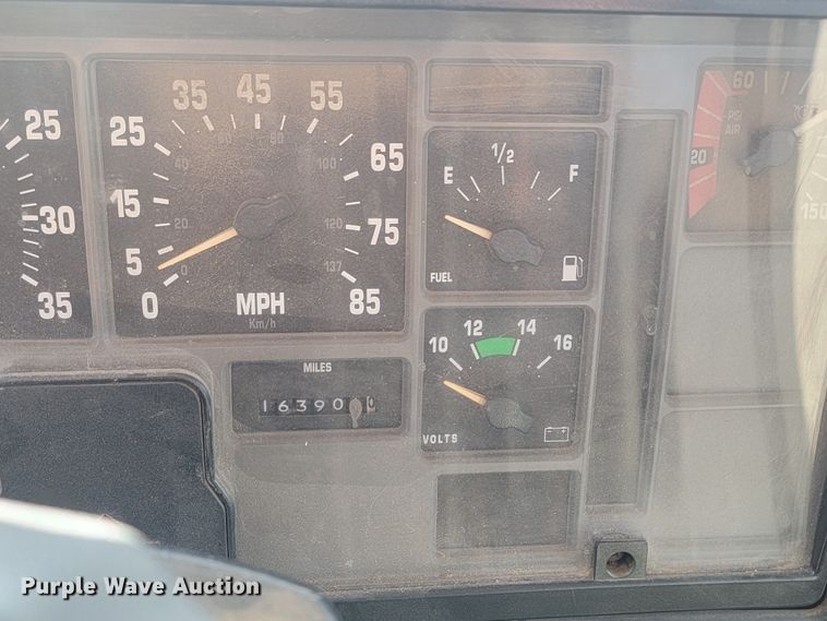 image for item LV9357 1997 International 4900  bucket truck