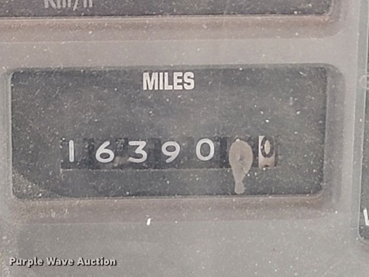 image for item LV9357 1997 International 4900  bucket truck