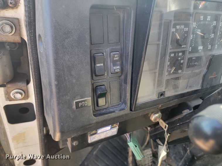 image for item LV9357 1997 International 4900  bucket truck