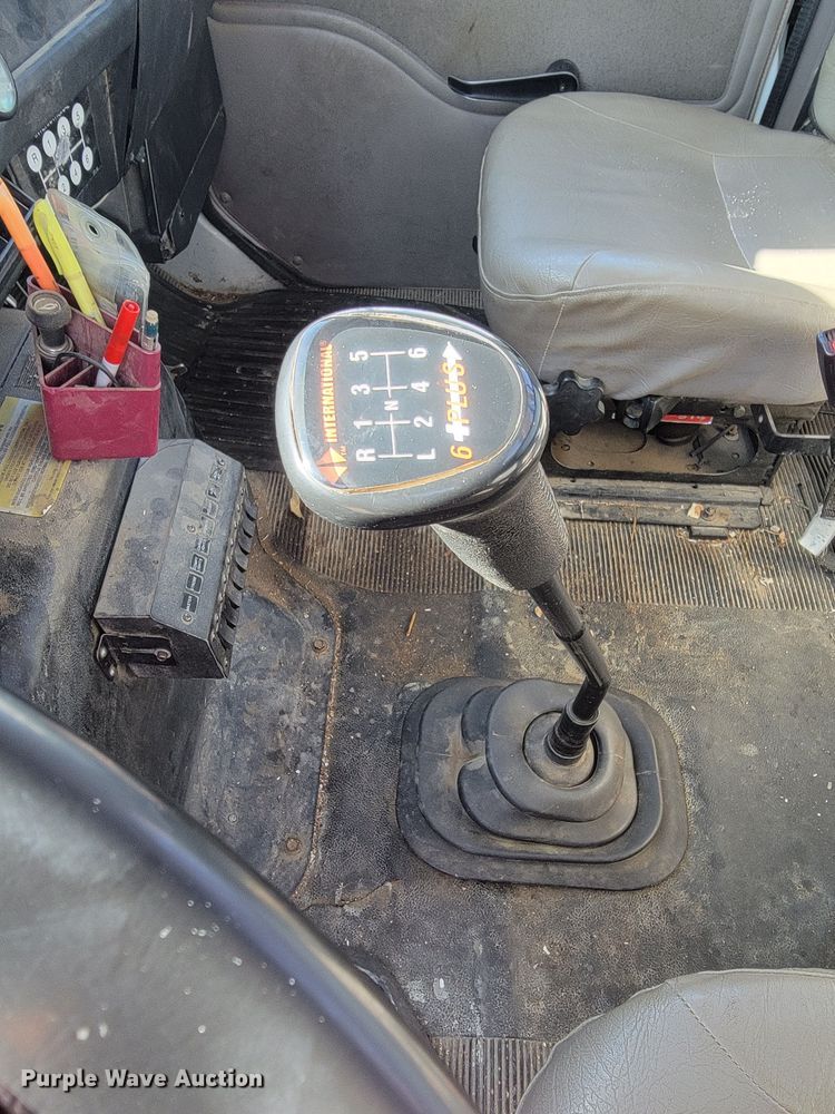 image for item LV9357 1997 International 4900  bucket truck