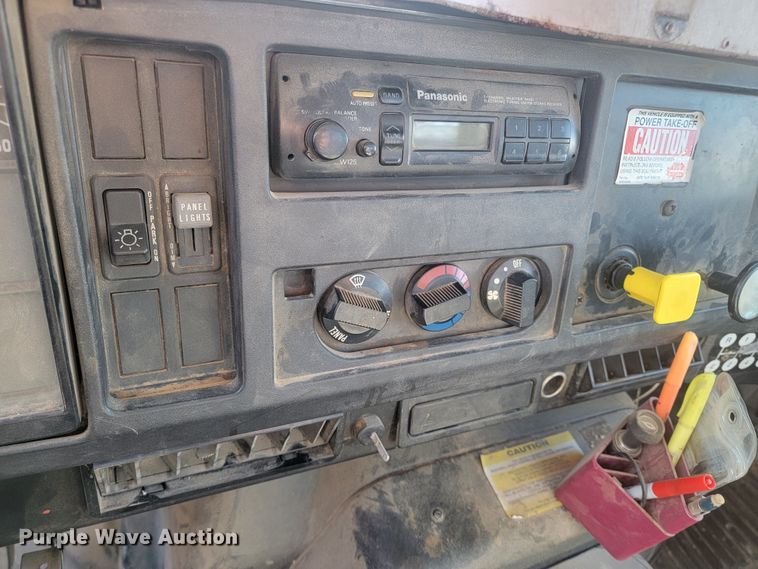 image for item LV9357 1997 International 4900  bucket truck