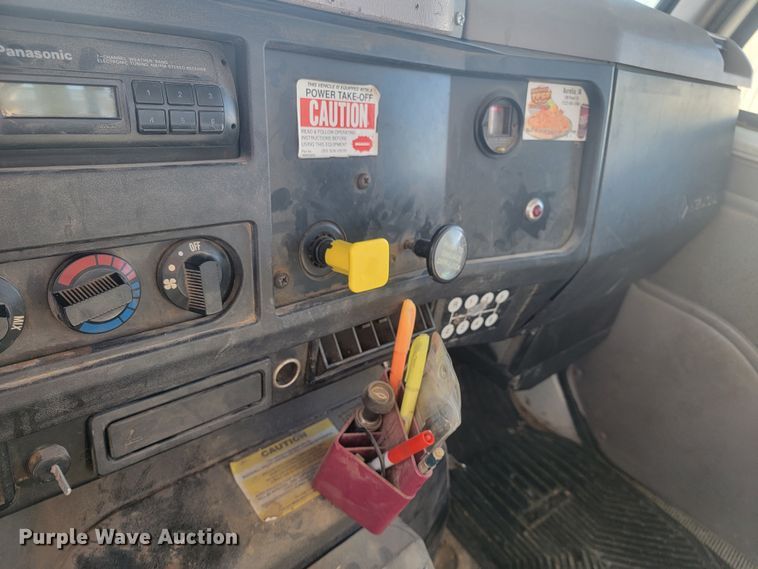 image for item LV9357 1997 International 4900  bucket truck