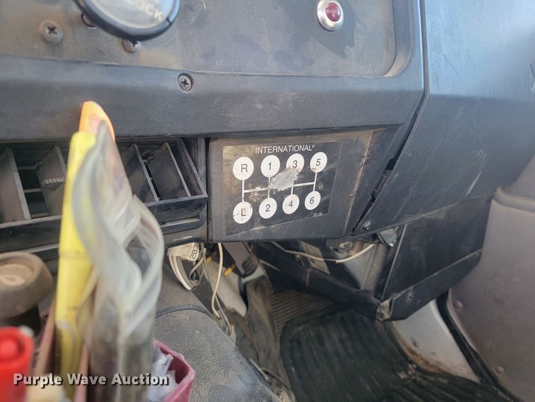 image for item LV9357 1997 International 4900  bucket truck