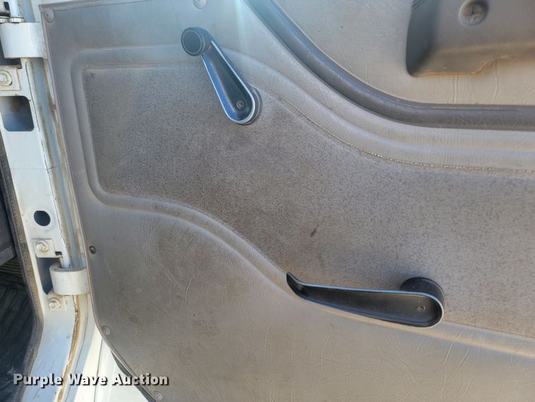 image for item LV9357 1997 International 4900  bucket truck