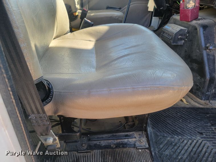 image for item LV9357 1997 International 4900  bucket truck