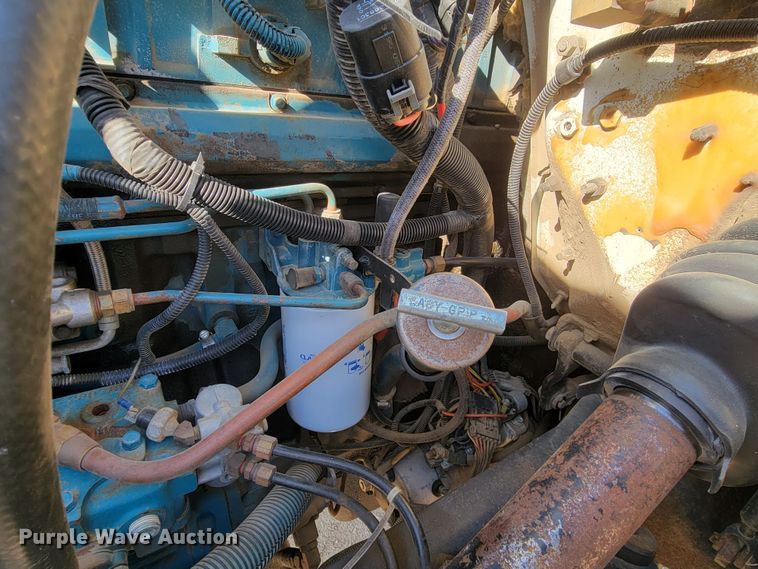 image for item LV9357 1997 International 4900  bucket truck