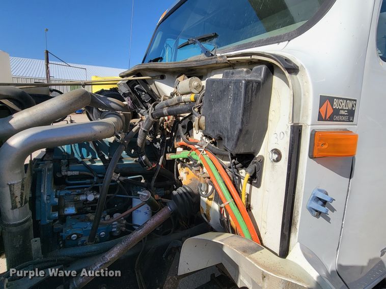 image for item LV9357 1997 International 4900  bucket truck