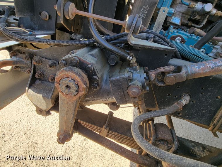 image for item LV9357 1997 International 4900  bucket truck