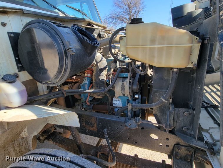 image for item LV9357 1997 International 4900  bucket truck