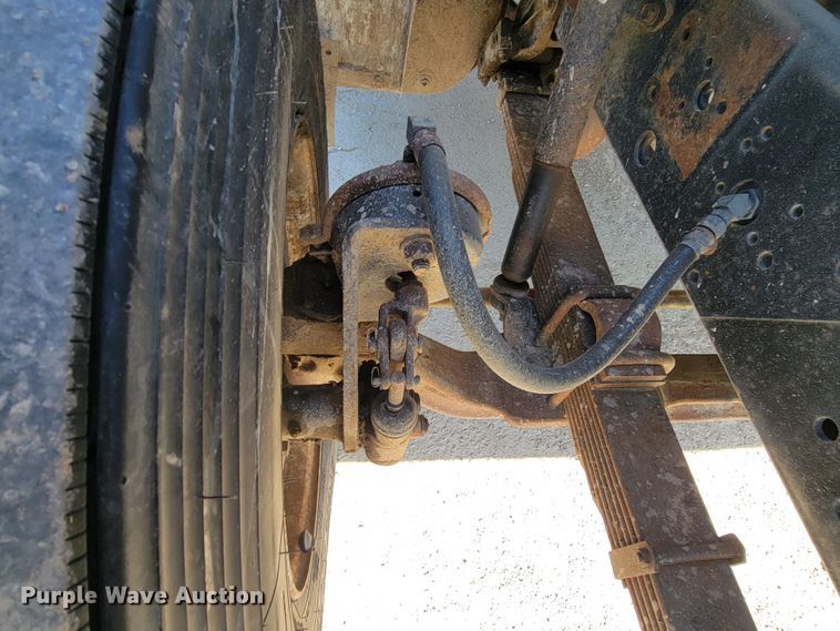 image for item LV9357 1997 International 4900  bucket truck