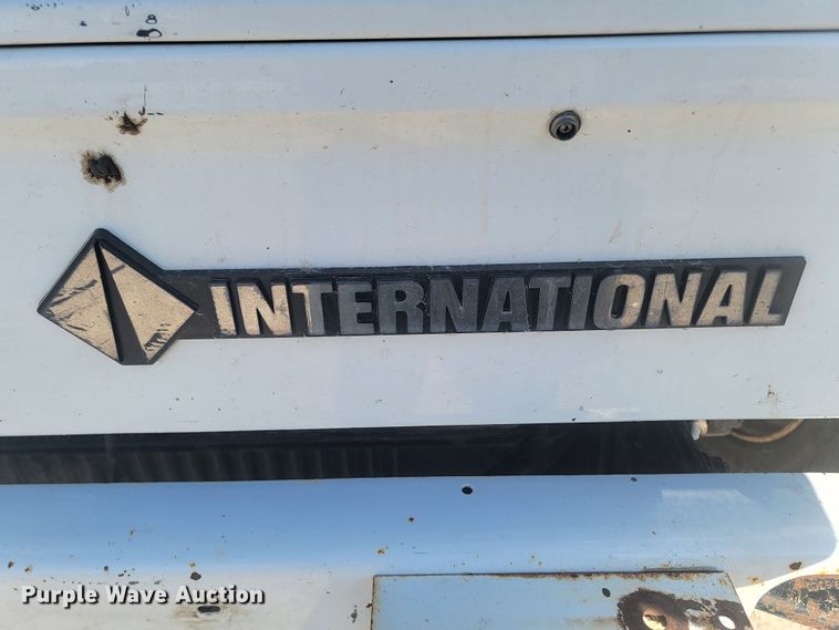 image for item LV9357 1997 International 4900  bucket truck