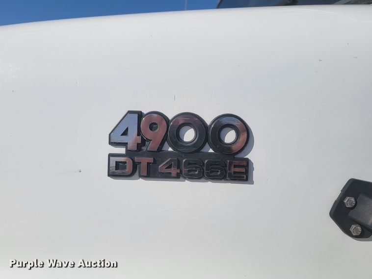 image for item LV9357 1997 International 4900  bucket truck