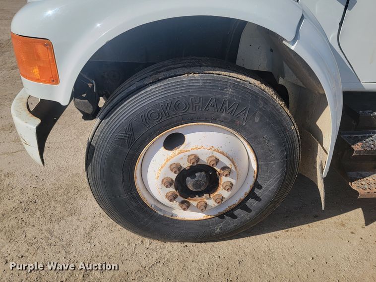 image for item LV9357 1997 International 4900  bucket truck