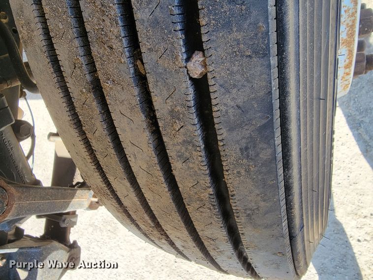 image for item LV9357 1997 International 4900  bucket truck