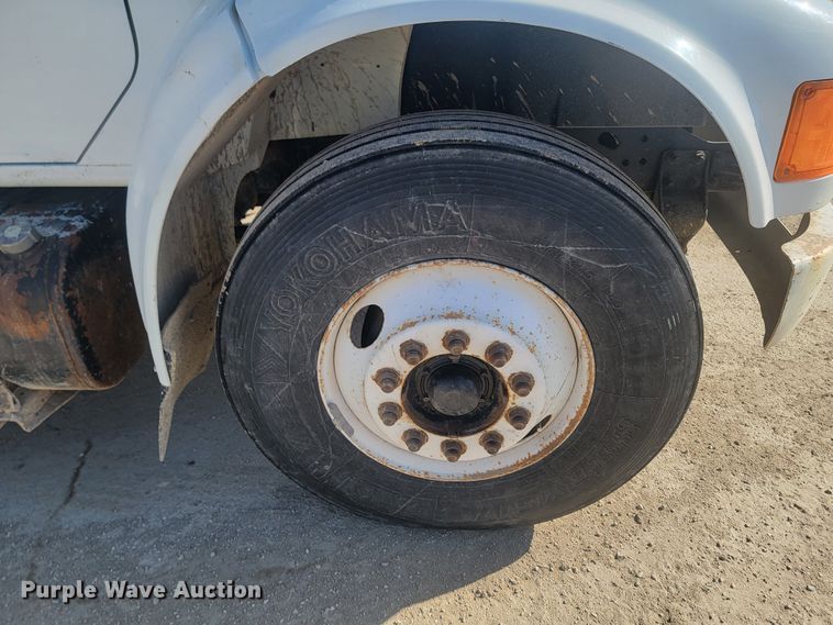 image for item LV9357 1997 International 4900  bucket truck