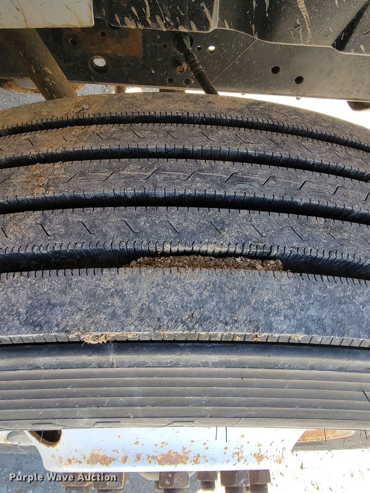 image for item LV9357 1997 International 4900  bucket truck