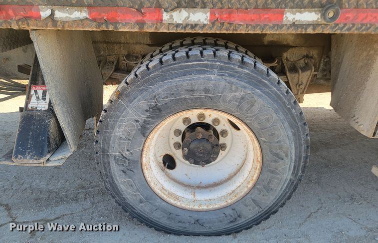 image for item LV9357 1997 International 4900  bucket truck