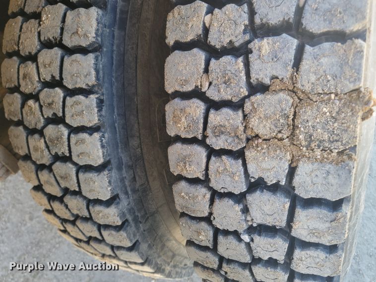 image for item LV9357 1997 International 4900  bucket truck