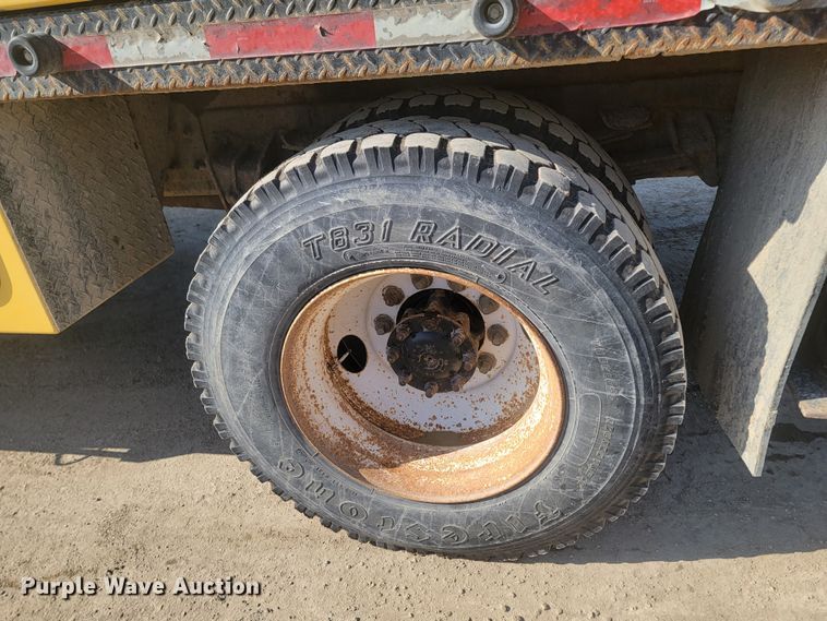 image for item LV9357 1997 International 4900  bucket truck