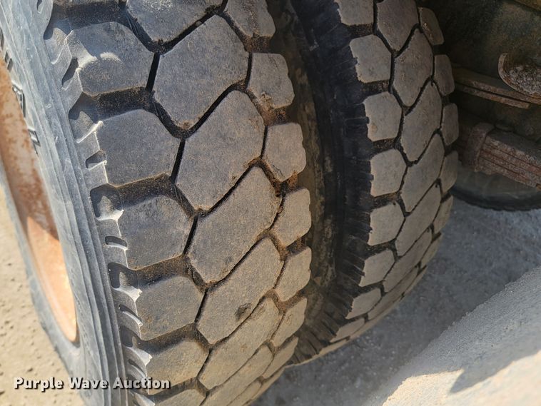 image for item LV9357 1997 International 4900  bucket truck