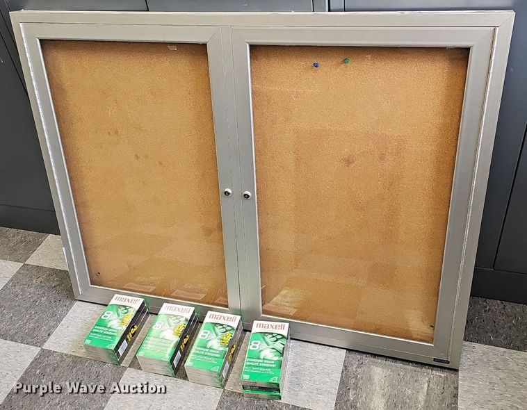 image for item MC9662 Display cabinet